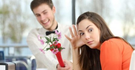 PRIČA: Vraćaju se muž i žena sa slave i razgovaraju u autu