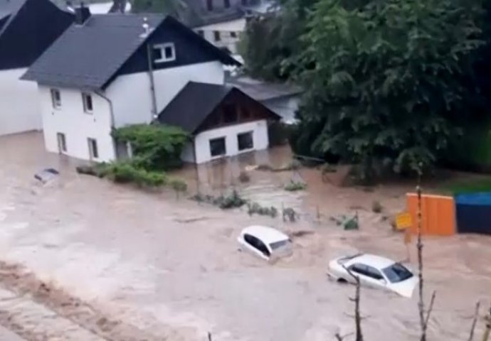 Apokaliptični snimci iz Njemačke: Bujica vode nosi automobile i čitave kuće