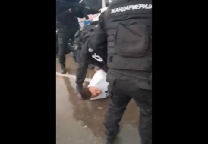 "Ruke na glavu": Pogledajte munjevitu akciju hapšenja policijskog inspektora u Banjoj Luci (VIDEO)