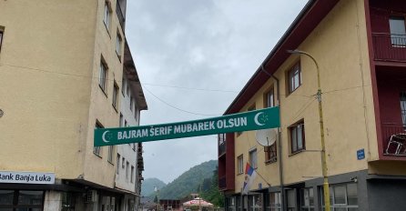 Ove neće moći skinuti: Baneri sa bajramskom čestitkom ponovo postavljeni u Srebrenici