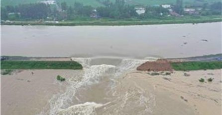 Cijeli gradovi pod vodom, bujice nose ljude, aute: Snimke iz Kine su strašne