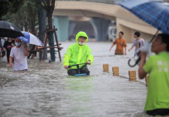 U poplavama u Kini najmanje 25 poginulih