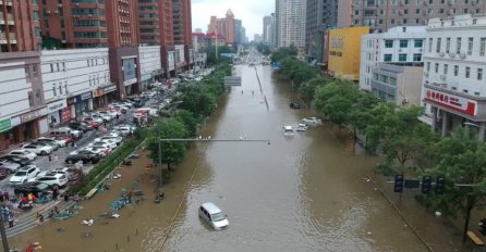 Iz poplavljenih područja Kine evakuirane hiljade ljudi, opasnost od tajfuna