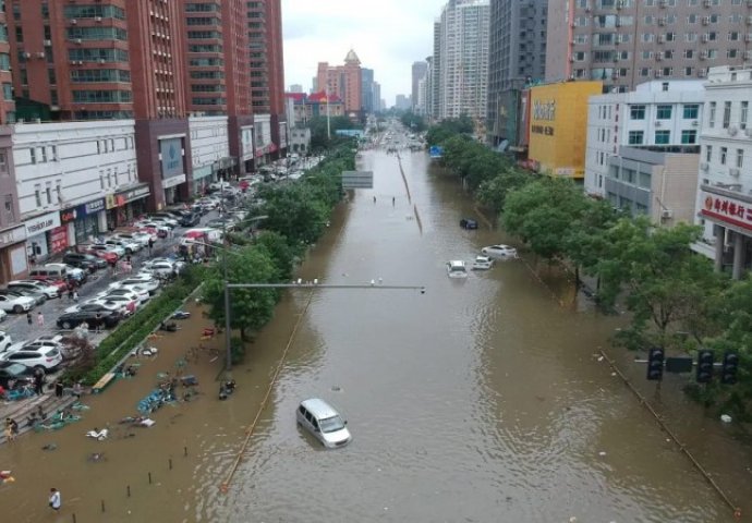 Iz poplavljenih područja Kine evakuirane hiljade ljudi, opasnost od tajfuna
