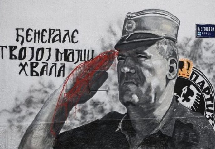 "Prepravljen" mural u Beogradu: Docrtana krv na rukama Ratka Mladića