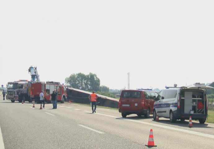 S mjesta nesreće još odvoze unesrećene: Autobus je vozio na liniji Franfkurt-Priština, a u njemu je bilo oko 60 osoba