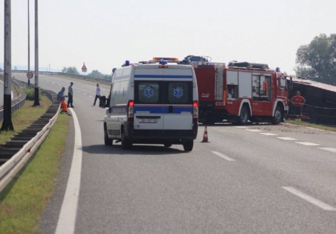 JOŠ SE NE ZNA IDENTITET DVOJE POGINULIH PUTNIKA: Vozač autobusa odveden u pritvor