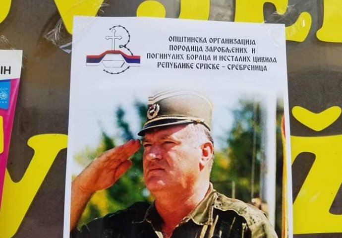 PROVOKACIJE U SREBRENICI: Grad oblijepljen slikama zločinca Mladića