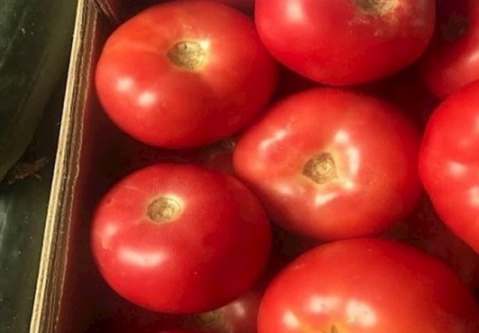 Puknut ćete od smijeha kad vidite s čime su prodavači sa pijace usporedili ovaj paradajz