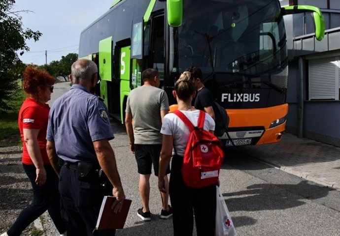 Dio putnika iz prevrnutog autobusa vraća se u Prištinu: "Danas je za njih tužan dan"