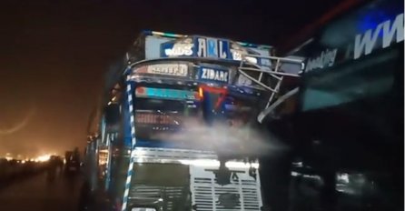 Teška nesreća: Kamion se zabio u autobus, poginulo 18 ljudi u Indiji