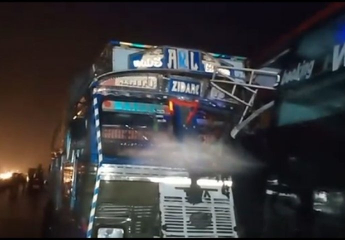 Teška nesreća: Kamion se zabio u autobus, poginulo 18 ljudi u Indiji