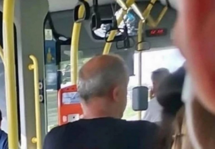 Slika putnika u beogradskom prevozu KRUŽI FACEBOOKOM, a ljudi su BEZ TEKSTA: "Svaka žena koja mu vidi majicu TREBA DA POBJEGNE NA DRUGI KRAJ"