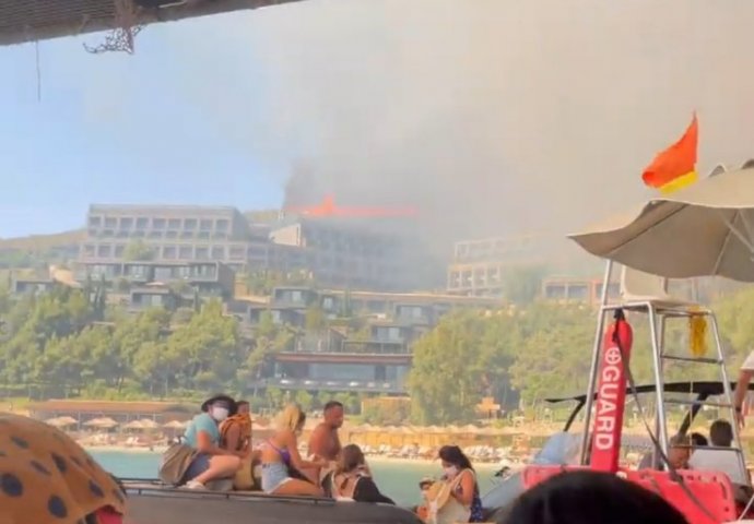 "Ne mogu da vjerujem da se ovo dešava, nemam riječi" JELENA OBJAVILA NOVI SNIMAK IZ TURSKE: Helikopter gasi požar, pogledajte šta je snimila (VIDEO)