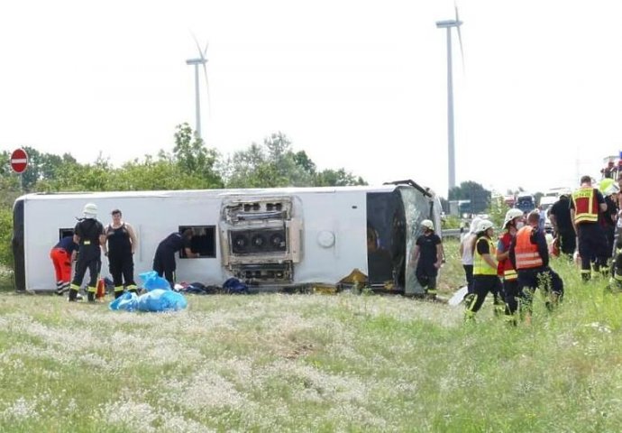 U Njemačkoj se prevrnuo autobus iz Srbije, povrijeđeno 19 osoba