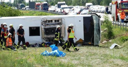Prvi snimci teške nesreće, autobus iz Srbije prevrnuo se u Njemačkoj: Među povrijeđenima 7 iz Srbije, 6 Nijemaca, 2 Izraelca i Šveđanin