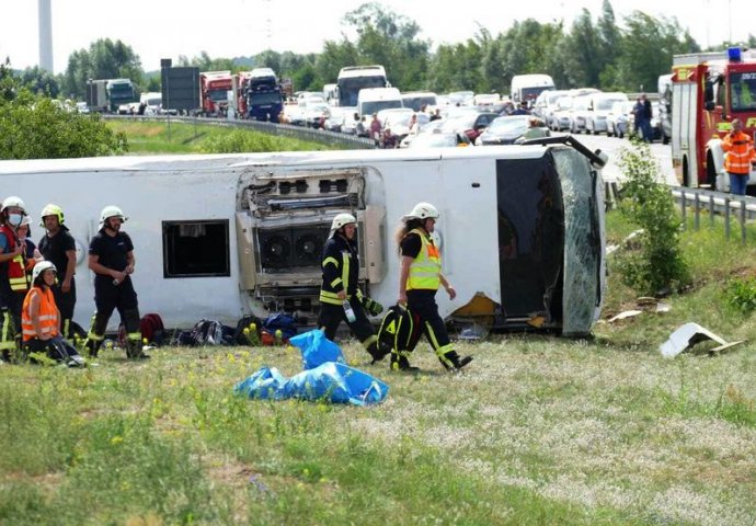Prvi snimci teške nesreće, autobus iz Srbije prevrnuo se u Njemačkoj: Među povrijeđenima 7 iz Srbije, 6 Nijemaca, 2 Izraelca i Šveđanin