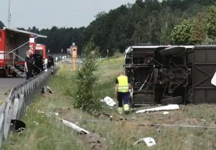 Oglasio se muškarac iz Srbije povrijeđen u nesreći u Njemačkoj: Evo šta je rekao Nenad poslije prevrtanja autobusa