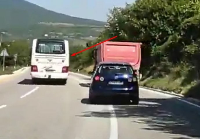 Autobus snimljen kako kod Tarčina pretiče kamion preko pune linije