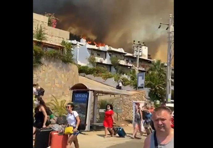 NOVI SNIMAK POŽARA U TURSKOJ, vatra guta sve pred sobom: Evakuacija turista iz Bodruma, pohrlili ka spasilačkim brodovima