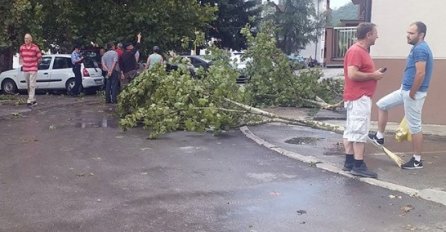 Žestoko nevrijeme pogodilo općinu u BiH: Jak vjetar i kiša rušili stabla, iščupali dimnjak