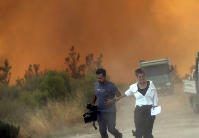 Potresne vijesti iz Turske: Požar se širi planinom Gulen, prijeti naseljenim područjima