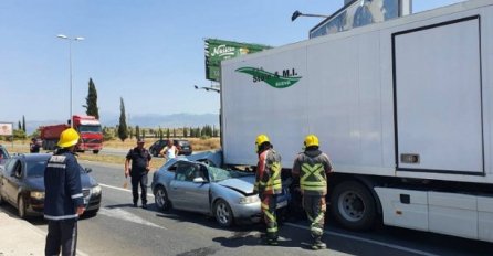 POVRIJEĐENE 3 OSOBE: Saobraćajna nesreća u Podgorici, učestvovalo vozilo sa bh. tablicama (FOTO)