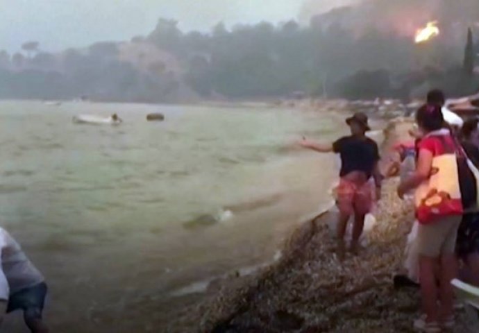 Zastrašujuće snimke požara u Turskoj, turisti bježe čamcima: "Neviđeno razaranje" (VIDEO)