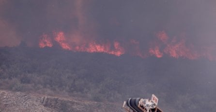 Veliki požar kod Trogira izvan kontrole, zahvaćena kuća