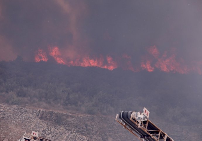 Veliki požar kod Trogira izvan kontrole, zahvaćena kuća