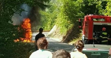 Drama na putu za Boračko jezero: Zapalilo se vozilo u kojem su bili supružnici, požar zahvatio i dio šume