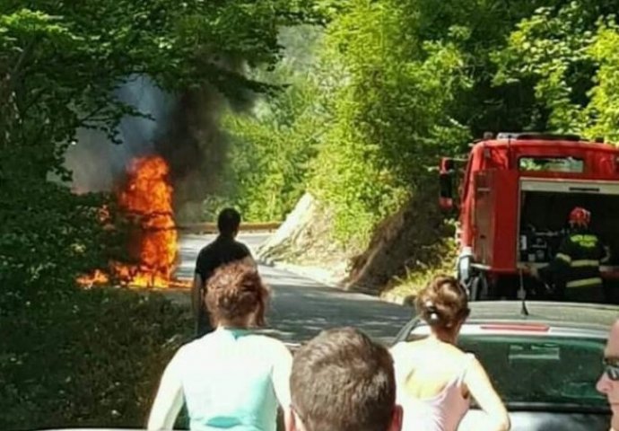Drama na putu za Boračko jezero: Zapalilo se vozilo u kojem su bili supružnici, požar zahvatio i dio šume