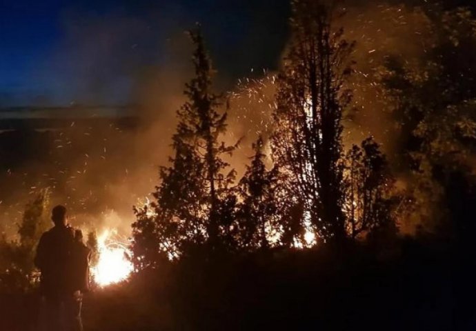 Bukte tri šumska požara na području Konjica, vatrogasci i mještani gase vatru