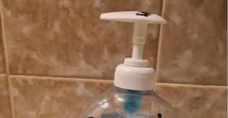 GOSTI UŠLI U APARTMAN I UGLEDALI OVAJ SAPUN U KUPATILU: Pogledajte šta je iznajmljivač napisao na bočici