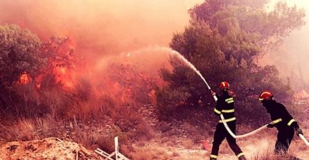 OTKRIVEN UZROK POŽARA KOD TROGIRA: Vatra guta sve ispred sebe, 167 vatrogasaca na terenu