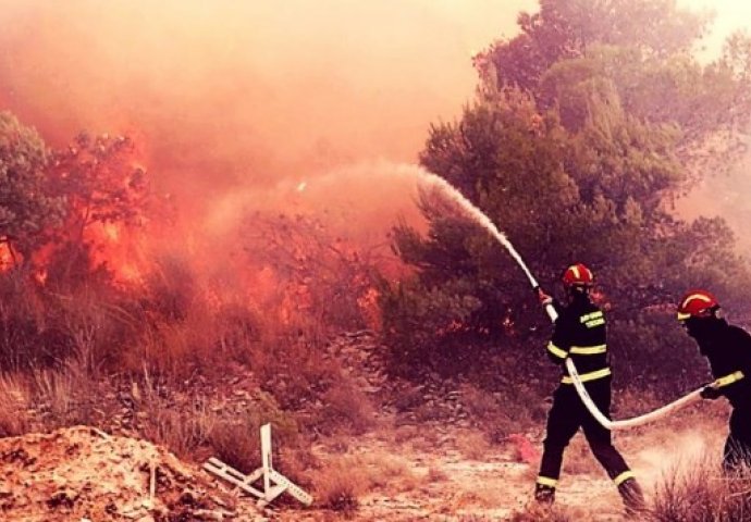 OTKRIVEN UZROK POŽARA KOD TROGIRA: Vatra guta sve ispred sebe, 167 vatrogasaca na terenu