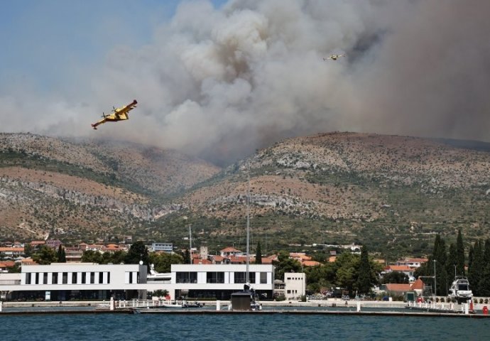 Vatrogasci s cijelog Jadrana gase velik požar u Trogiru: "Proširilo se brzinom munje"