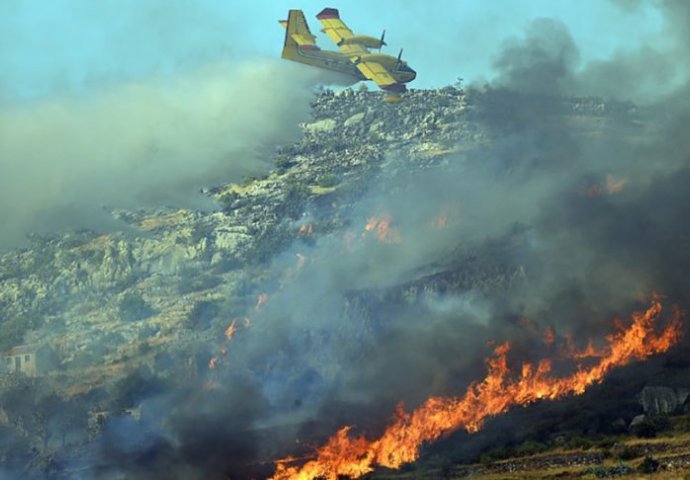 Vatrogasci s cijelog Jadrana gase požar u Trogiru, svaku kuću čuva vatrogasno vozilo