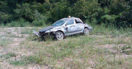 Maloljetnik ukrao taksi vozilo u Doboju, sletio s puta i slupao ga