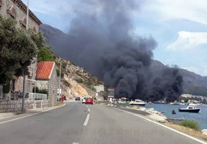 Presipali gorivo kod Dubrovnika, planuo požar. Izgorjeli gliseri, skuteri, vozila...