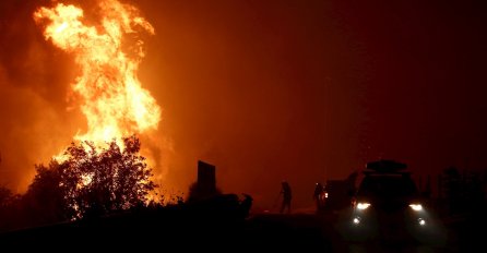 Atina bi zbog požara uskoro mogla ostati bez struje, hiljade ljudi u bijegu