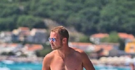 "Pločice" u prvom planu: Draško Stanivuković slikom sa plaže zaludio žene