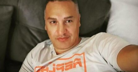 SKINUO SE GAGI ĐOGANI NA PRAGU ŠESTE DECENIJE: Uslikao se pored bazena- SVI GLEDAJU U NJEGOV STOMAK, EVO KAKO IZGLEDA (FOTO) 