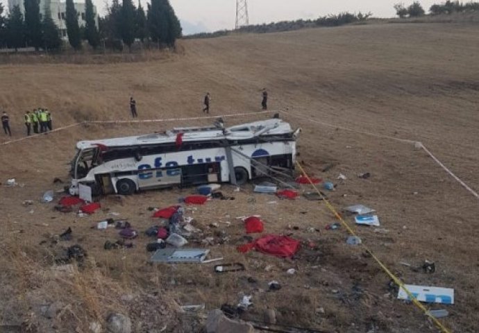 Prevrnuo se putnički autobus na zapadu Turske, poginulo 14 osoba