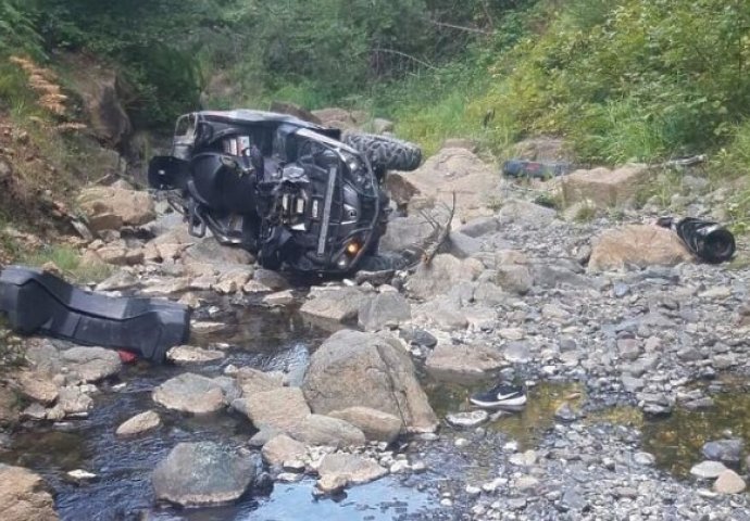 Crno jutro u BiH: Djevojka preminula u prevrtanju quada