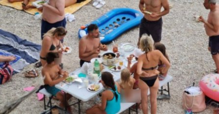 Na plaži kod Makarske postavili stol za ručak, ponijeli i lonac
