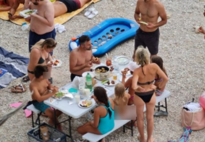 Na plaži kod Makarske postavili stol za ručak, ponijeli i lonac
