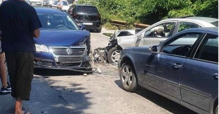Sudar četiri vozila na putu između Kiseljaka i Visokog, saobraćaj potpuno obustavljen