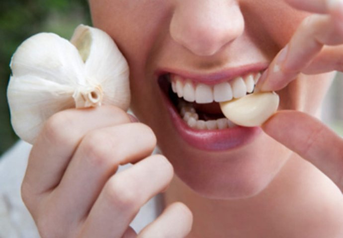 SAVJETI NUTRICIONISTA: Šta će se desiti ako jedete BIJELI LUK svakog dana? LJEKOVITOST JE NEVJEROVATNO