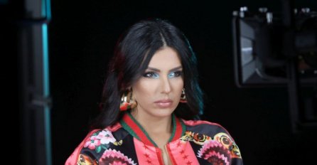 DRŽI GA ZA RUKU: Tanja Savić UHVAĆENA u društvu ovog muškarca! Izašla iz kuće, pa krenula na splav